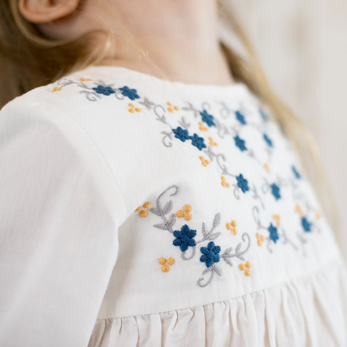 OrganicEra Biologische Vual babymeisjestuniek met borduursel, wit - Smart Simple