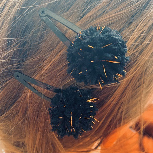 Luna - Leena haarclips pom pom 2x - zwart & goud - zachte wol - handgemaakt in Nepal - Smart Simple