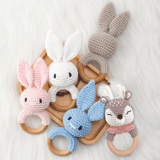 Annie & Charles® Gehaakte rammelaar konijn – handgemaakt baby speelgoed